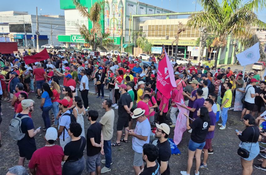  Manifestantes fazem ato contra PEC da Blindagem e PL da Anistia em Macapá