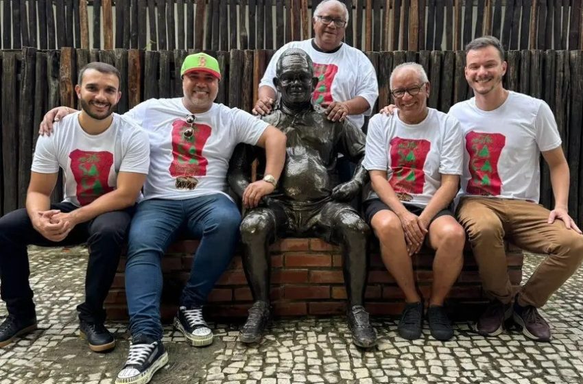  'Samba 15' é campeão na Mangueira com enredo sobre Mestre Sacaca, do Amapá