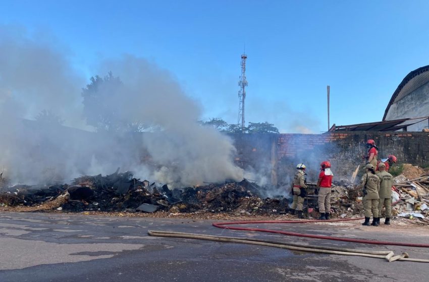  Bombeiros combatem incêndio em lixeira irregular na zona sul de Macapá