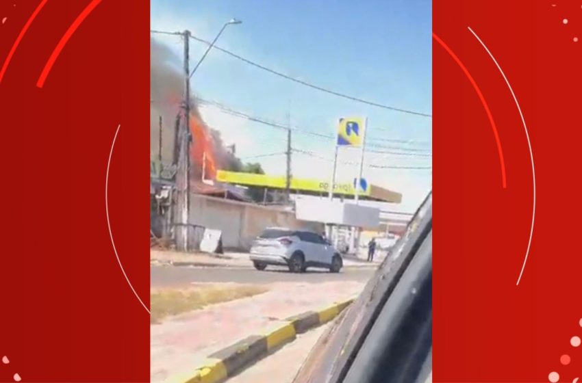  Fogo atinge vegetação cercada por casas e depósitos na Zona Sul de Macapá