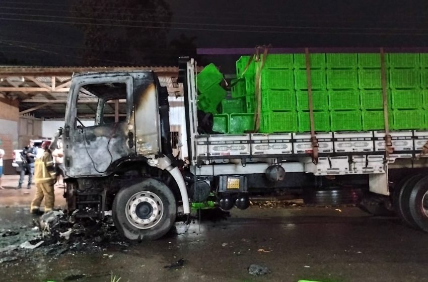  Motociclista morre após colisão com caminhão que pegou fogo em Santana